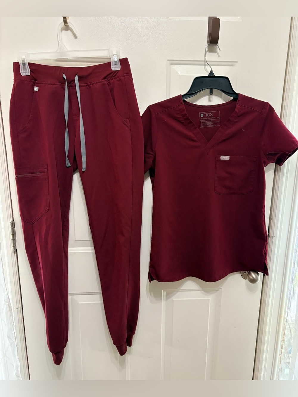 Figs  v-neck top Extra small & Zamora joggers XS Tall